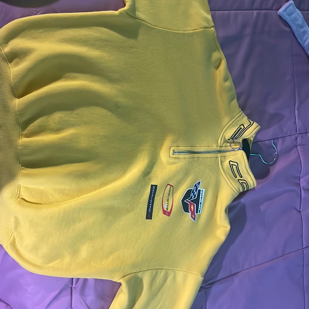 i’m selling this pullover it half way zips , good for the winter , very cozy 🥰